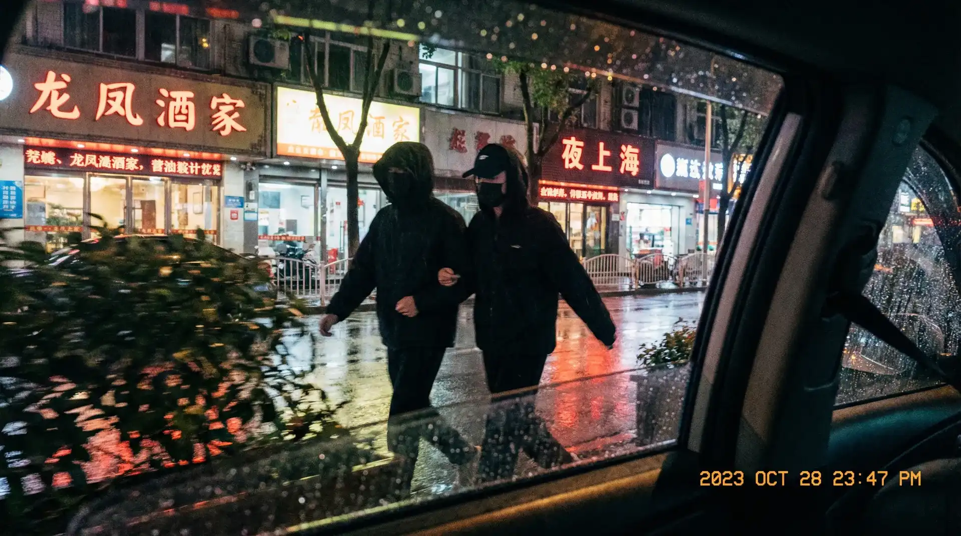 阿里巴巴财报发布 - 顶流明星深夜密会现场抓拍照片